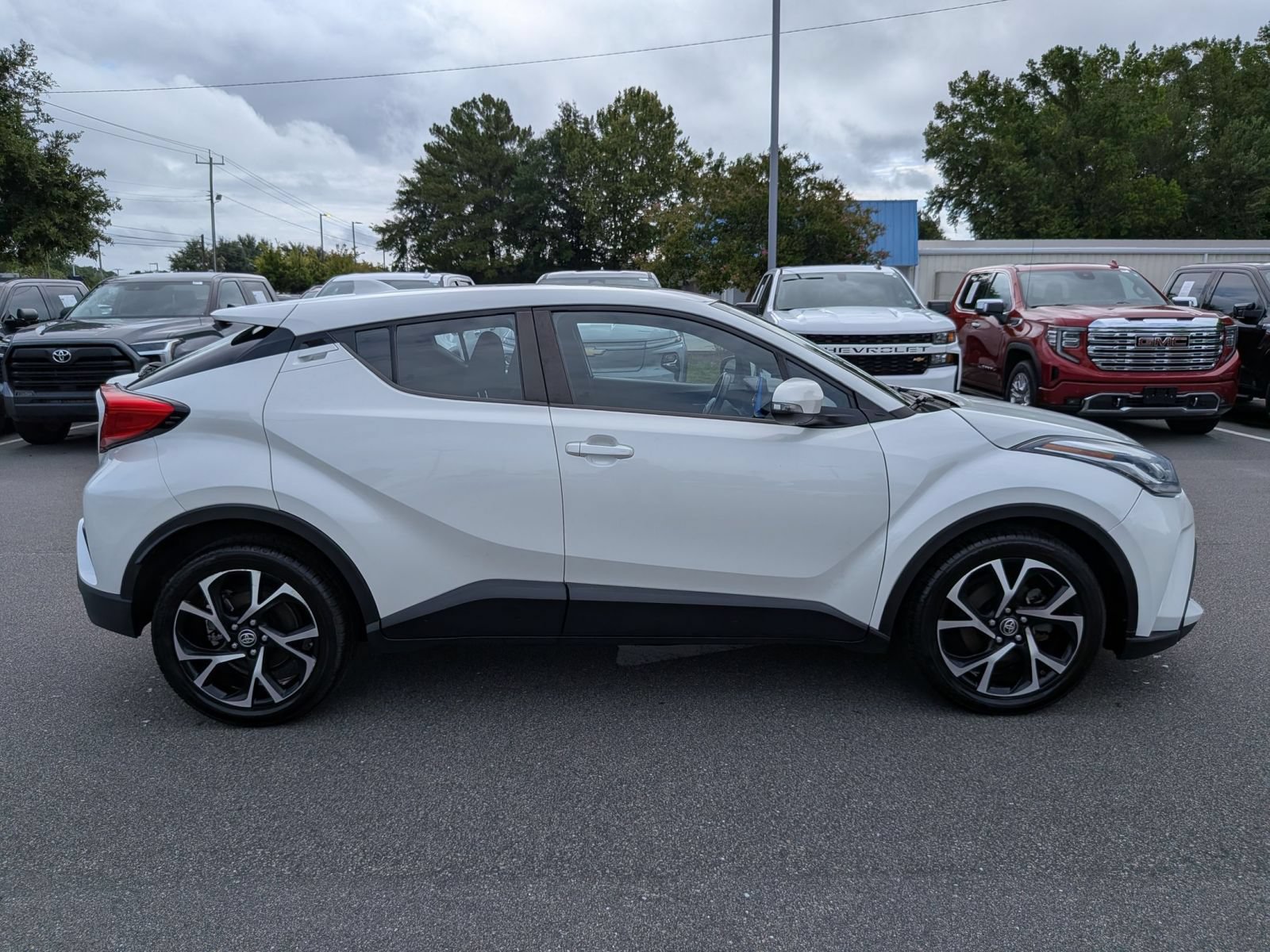 Used 2020 Toyota C-HR XLE FWD image 2