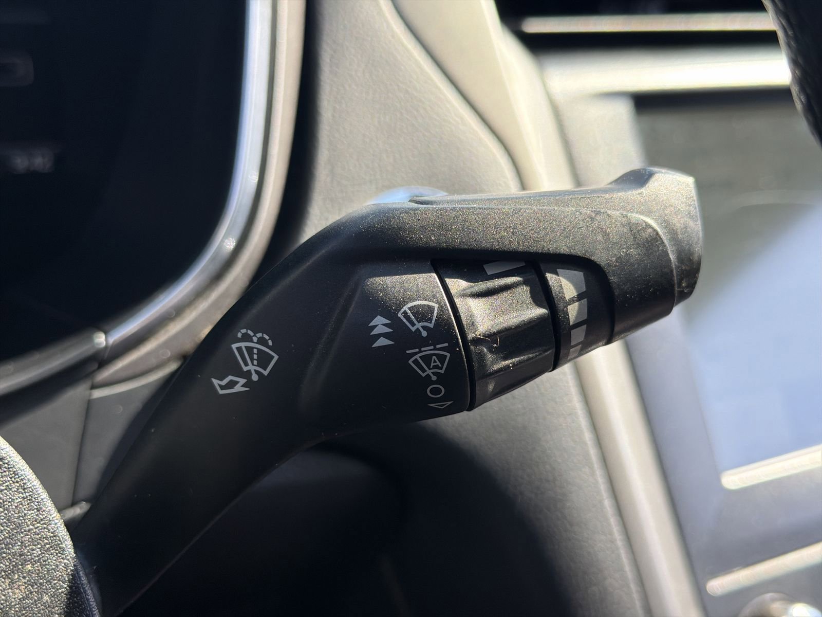 Used 2020 Ford Fusion SE FWD image 29