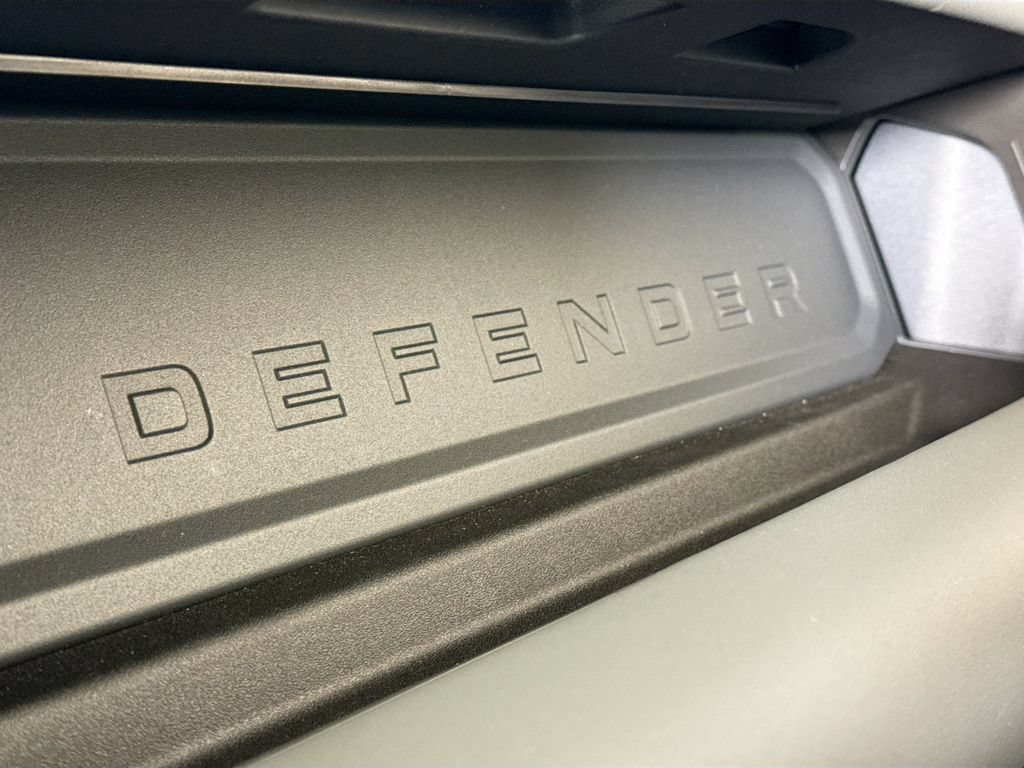 Used 2025 Land Rover Defender 110 X-Dynamic SE AWD/4WD image 22