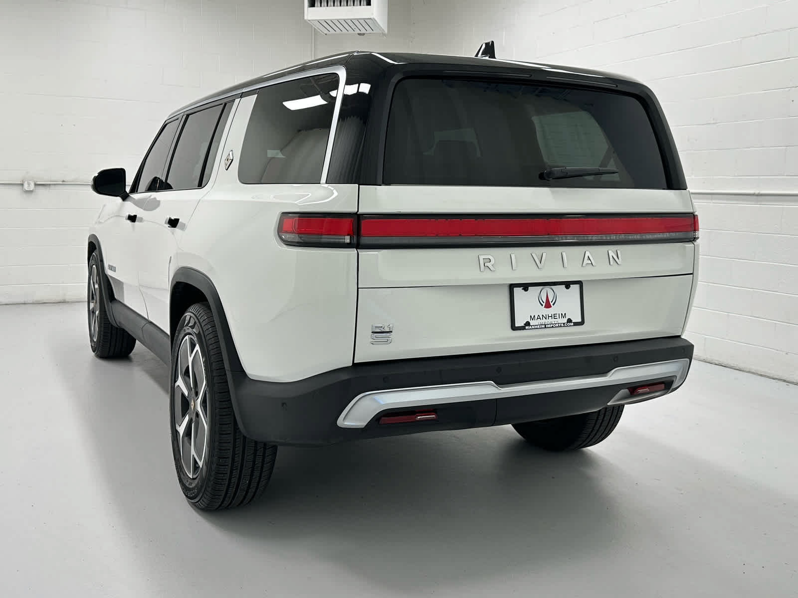 Used 2023 Rivian R1S Adventure Dual AWD/4WD image 8