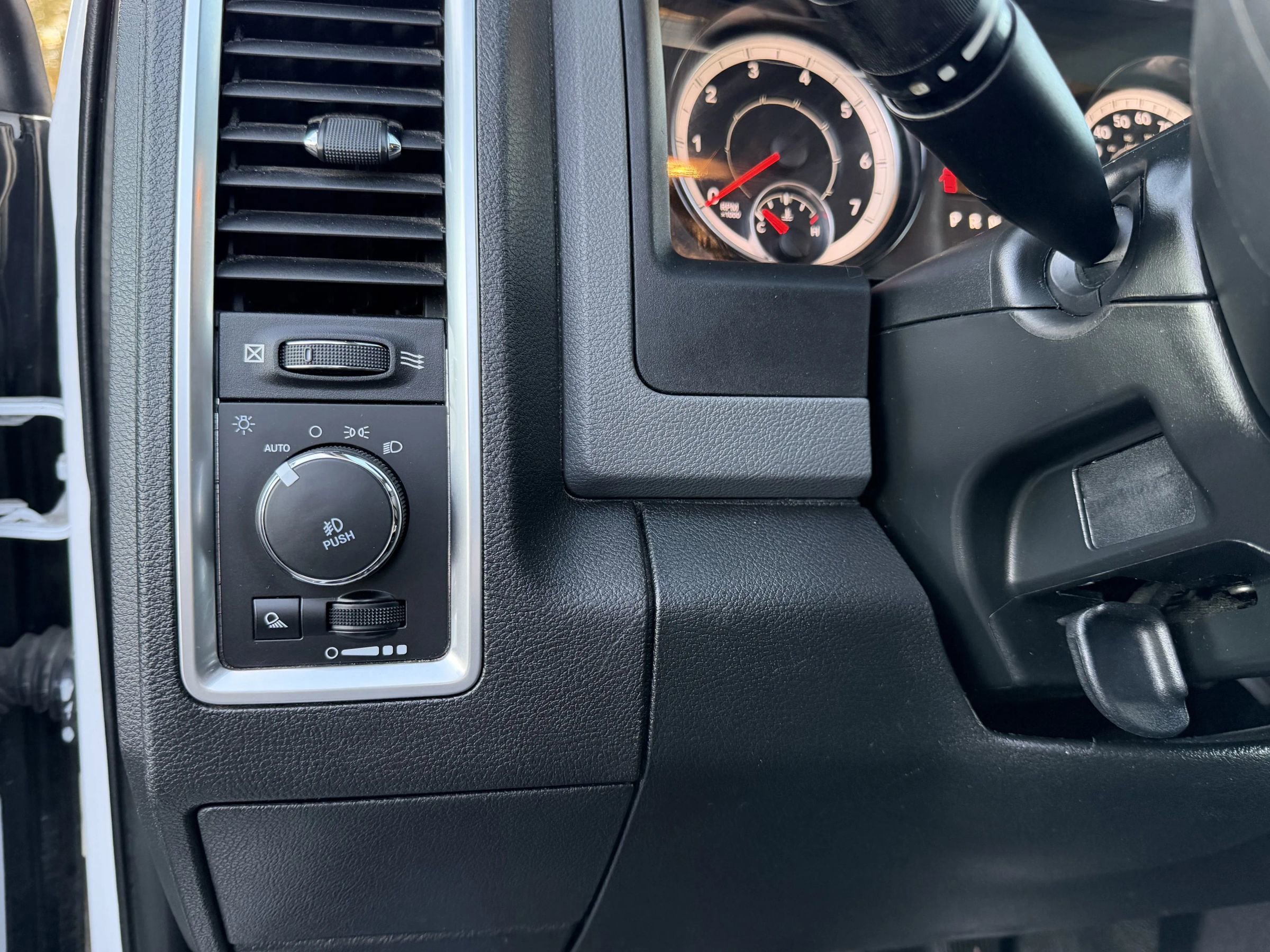 Used 2017 RAM 1500 Classic SLT AWD/4WD image 15