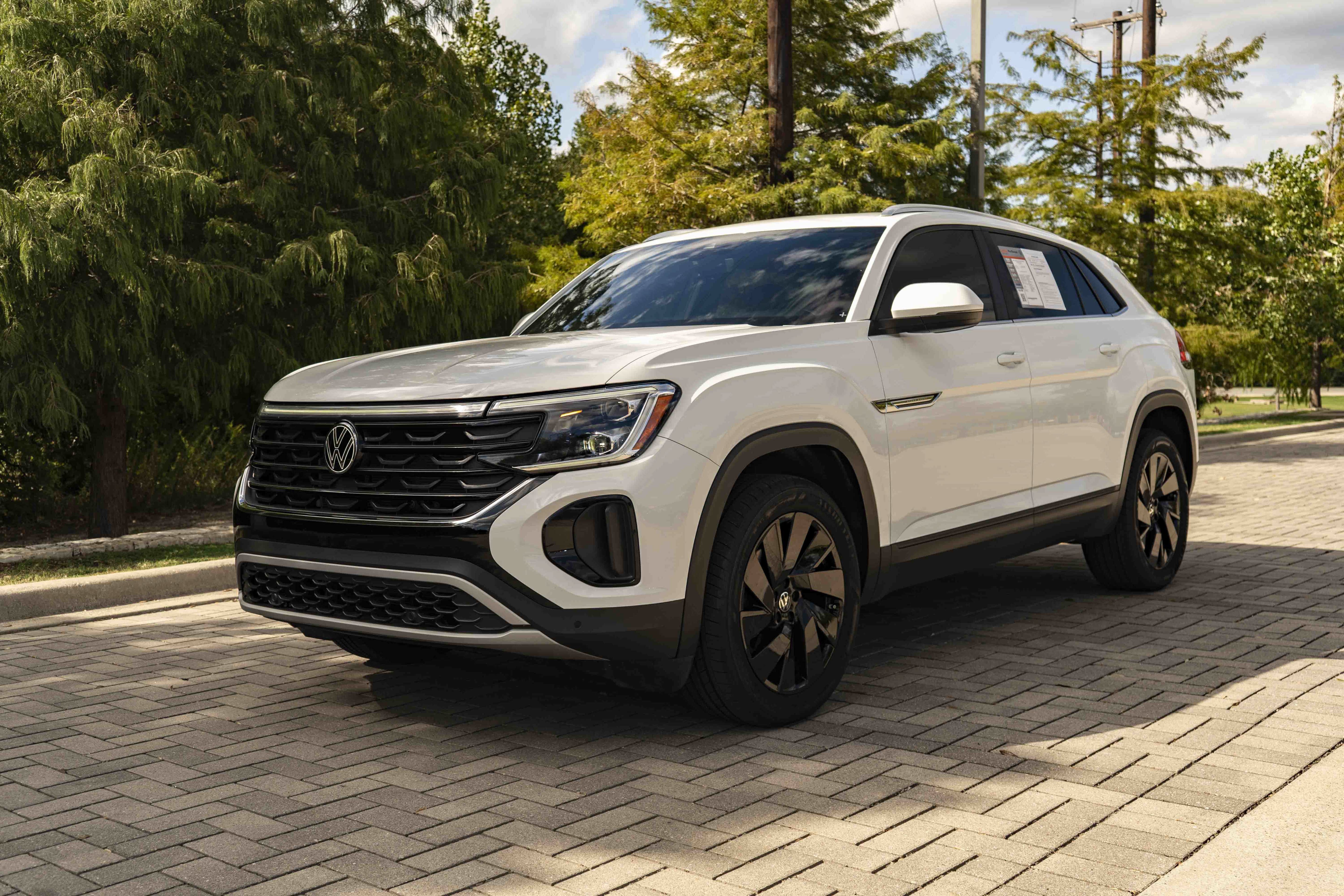 Certified 2024 Volkswagen Atlas Cross Sport SE w/ Panoramic Sunroof Package FWD image 4