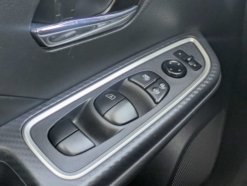 Used 2025 Nissan Versa SR FWD image 22