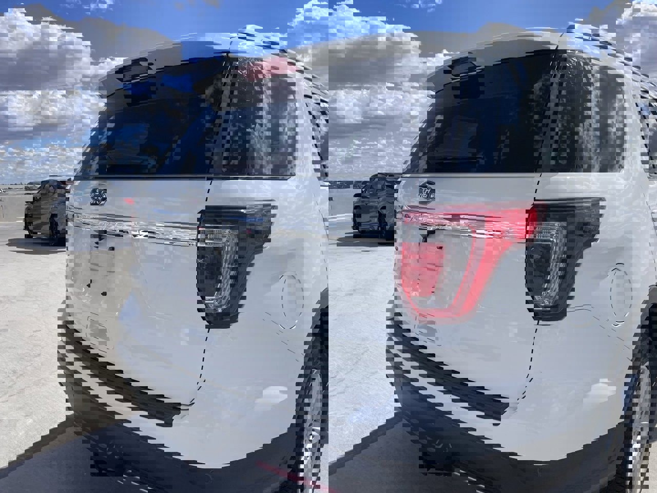 Used 2018 Ford Explorer XLT image 4