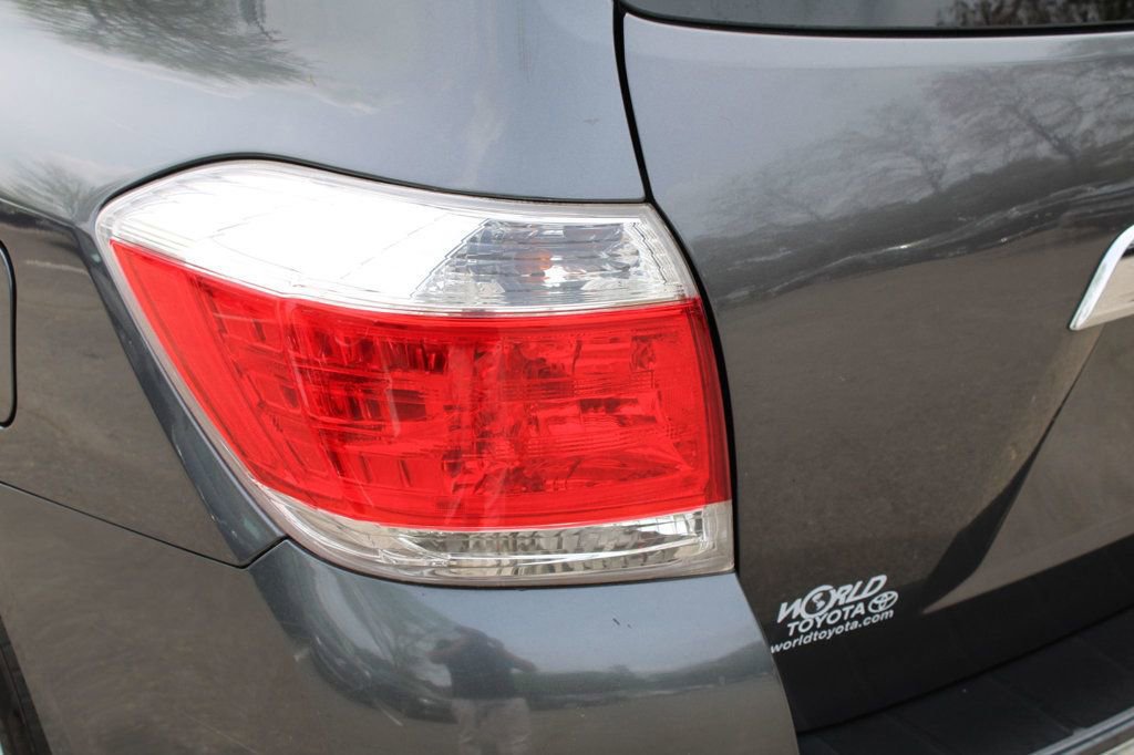 Used 2013 Toyota Highlander Plus w/ Cold Weather Pkg image 17