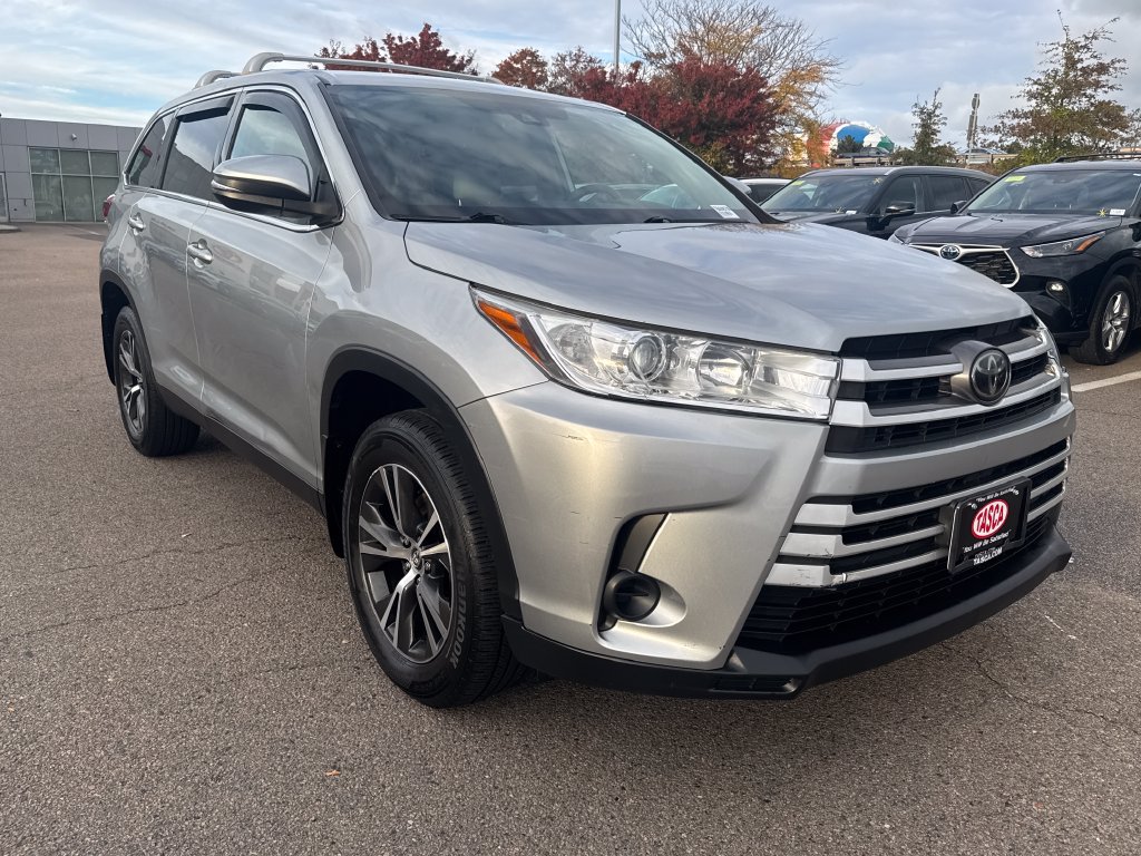 Used 2019 Toyota Highlander LE AWD/4WD image 10