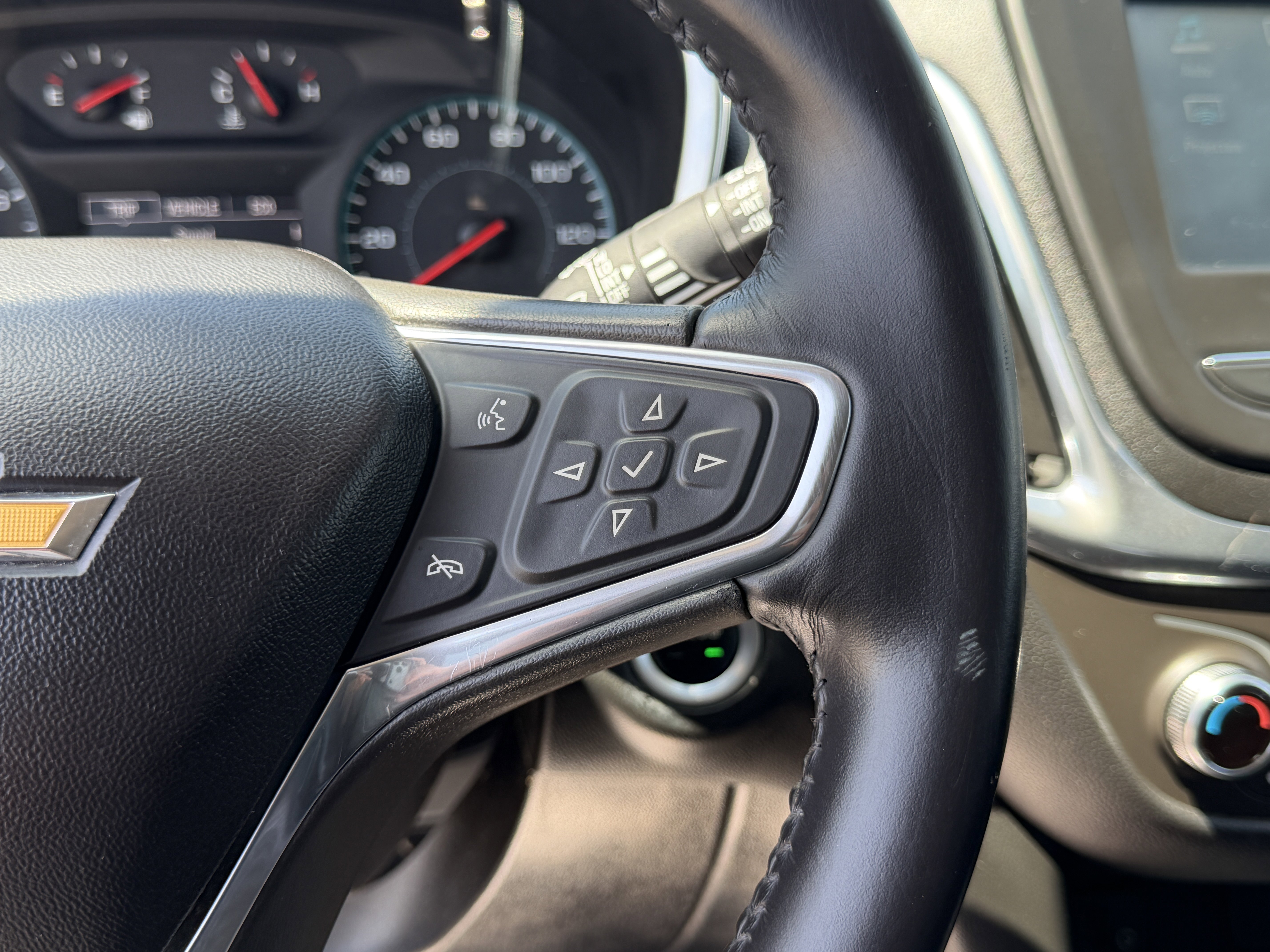 Used 2018 Chevrolet Equinox LT FWD image 24