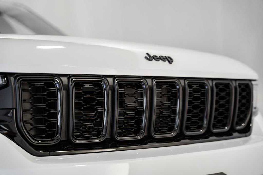New 2025 Jeep Grand Cherokee Altitude image 11