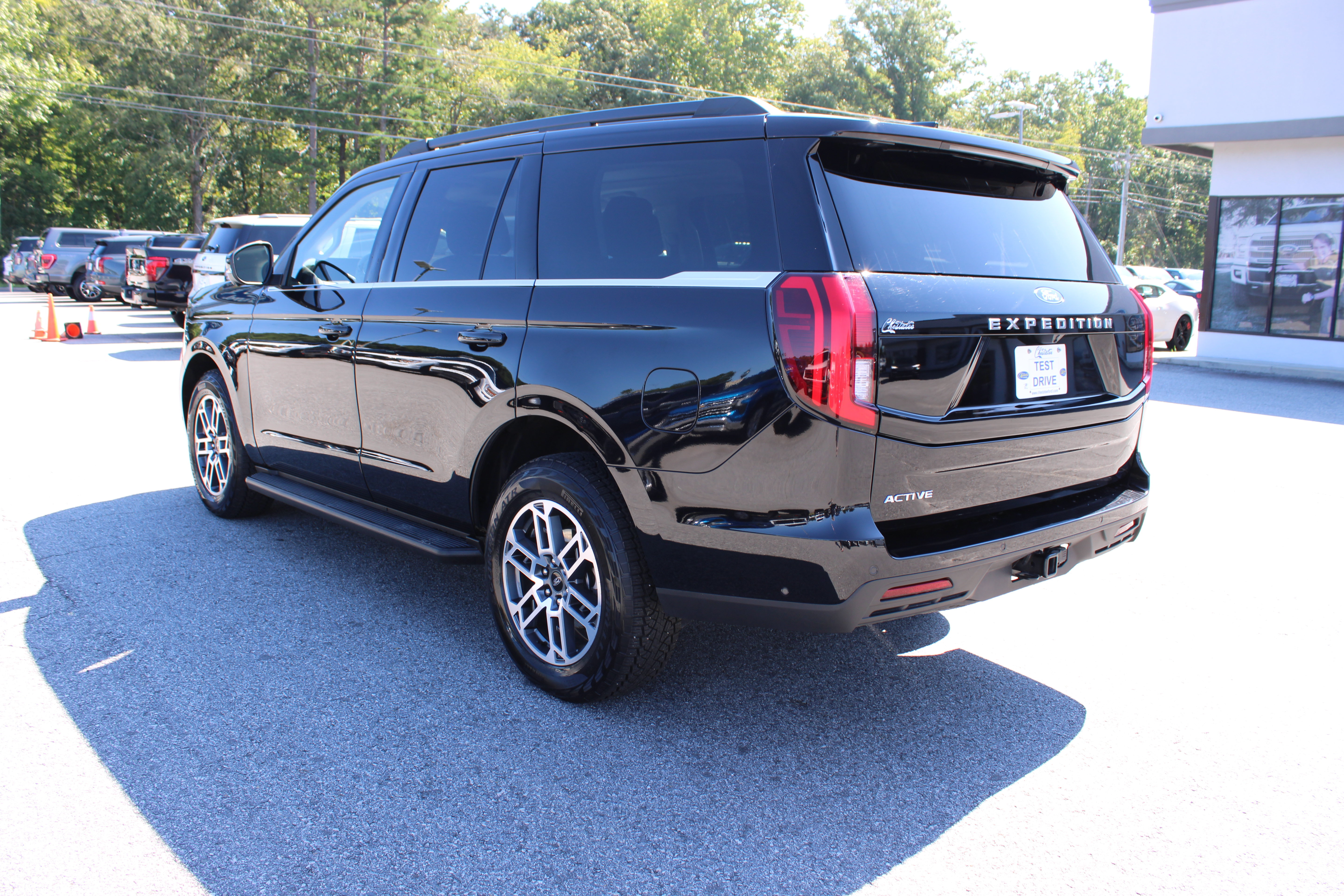 Used 2025 Ford Expedition Active AWD/4WD image 8