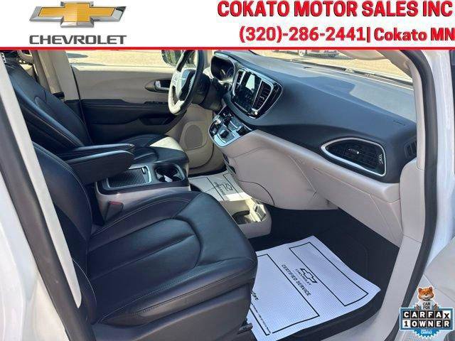 Used 2024 Chrysler Pacifica Touring-L FWD image 16