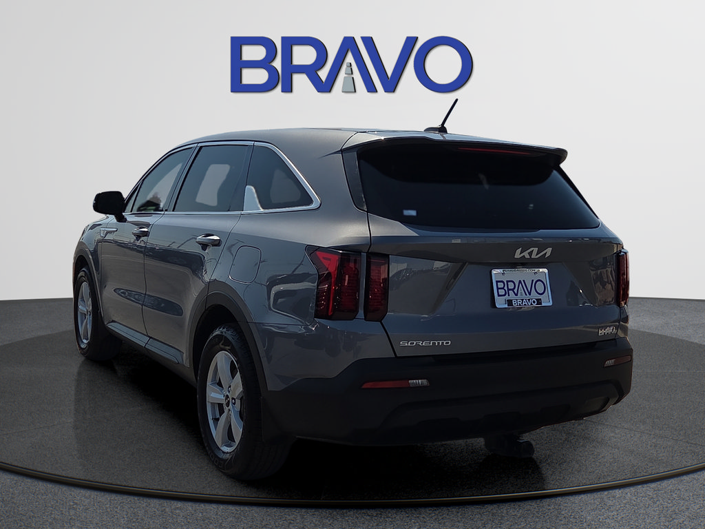 Used 2023 Kia Sorento LX FWD image 3