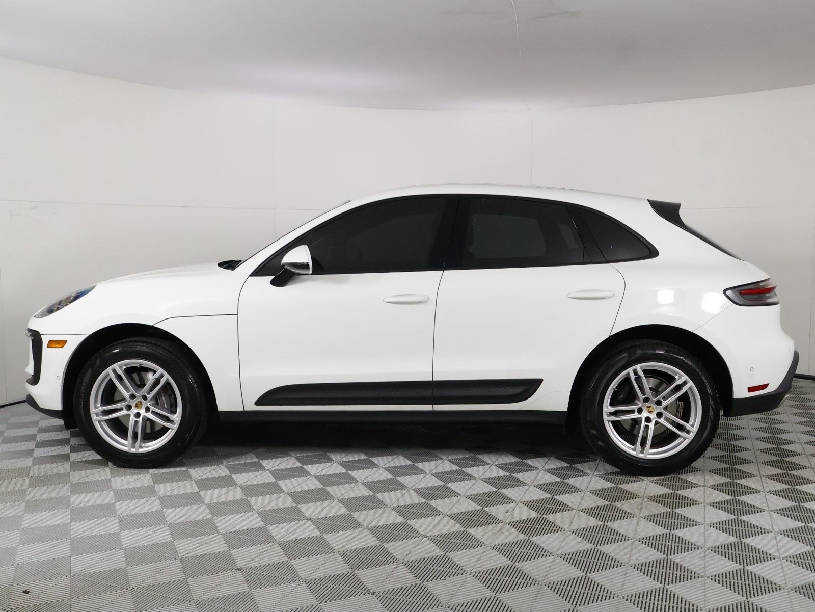 Certified 2023 Porsche Macan AWD/4WD image 2