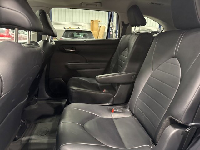 Certified 2024 Toyota Highlander XLE image 38