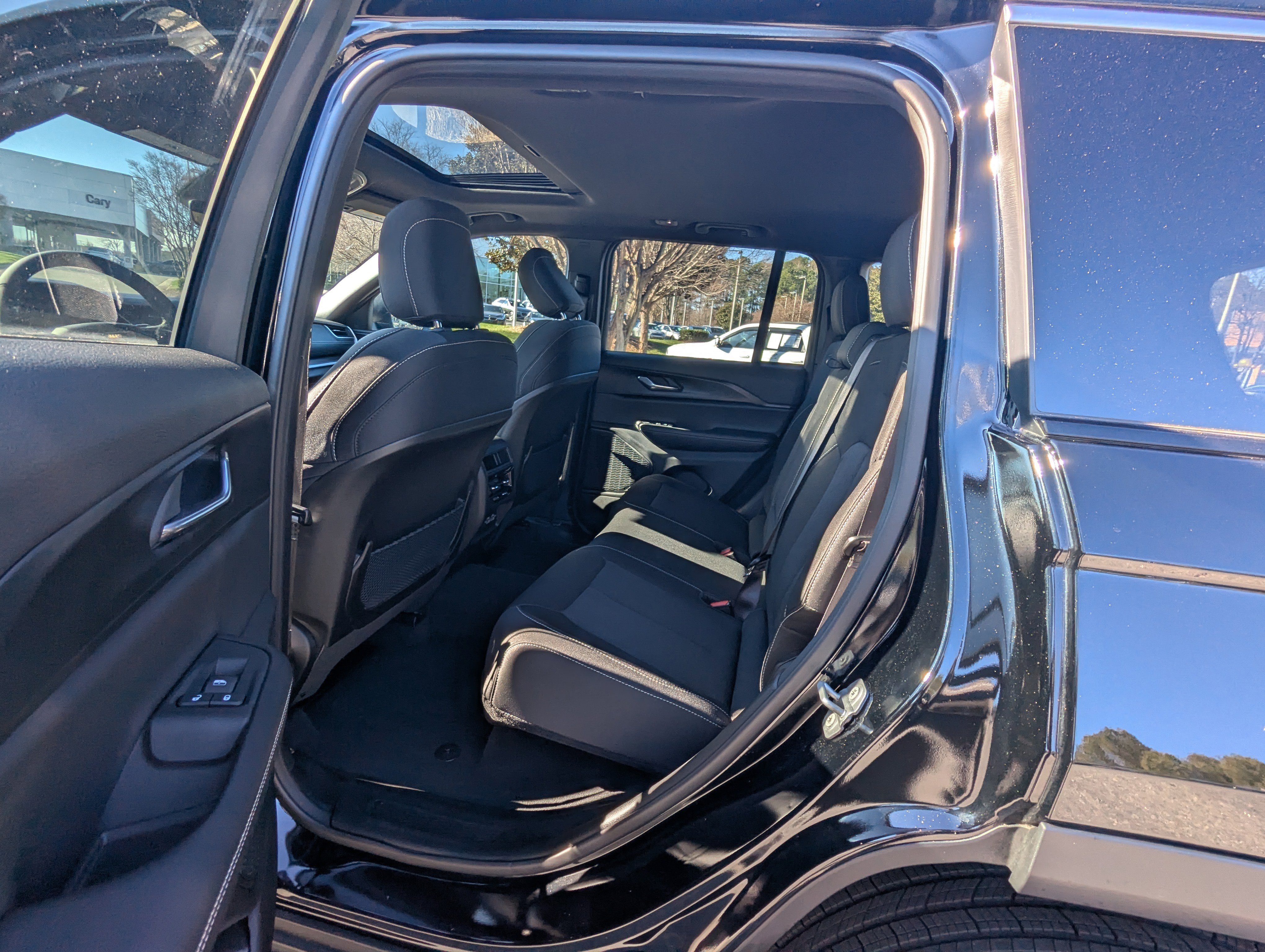 Used 2025 Jeep Grand Cherokee Laredo X w/ Luxury Tech Group I image 11