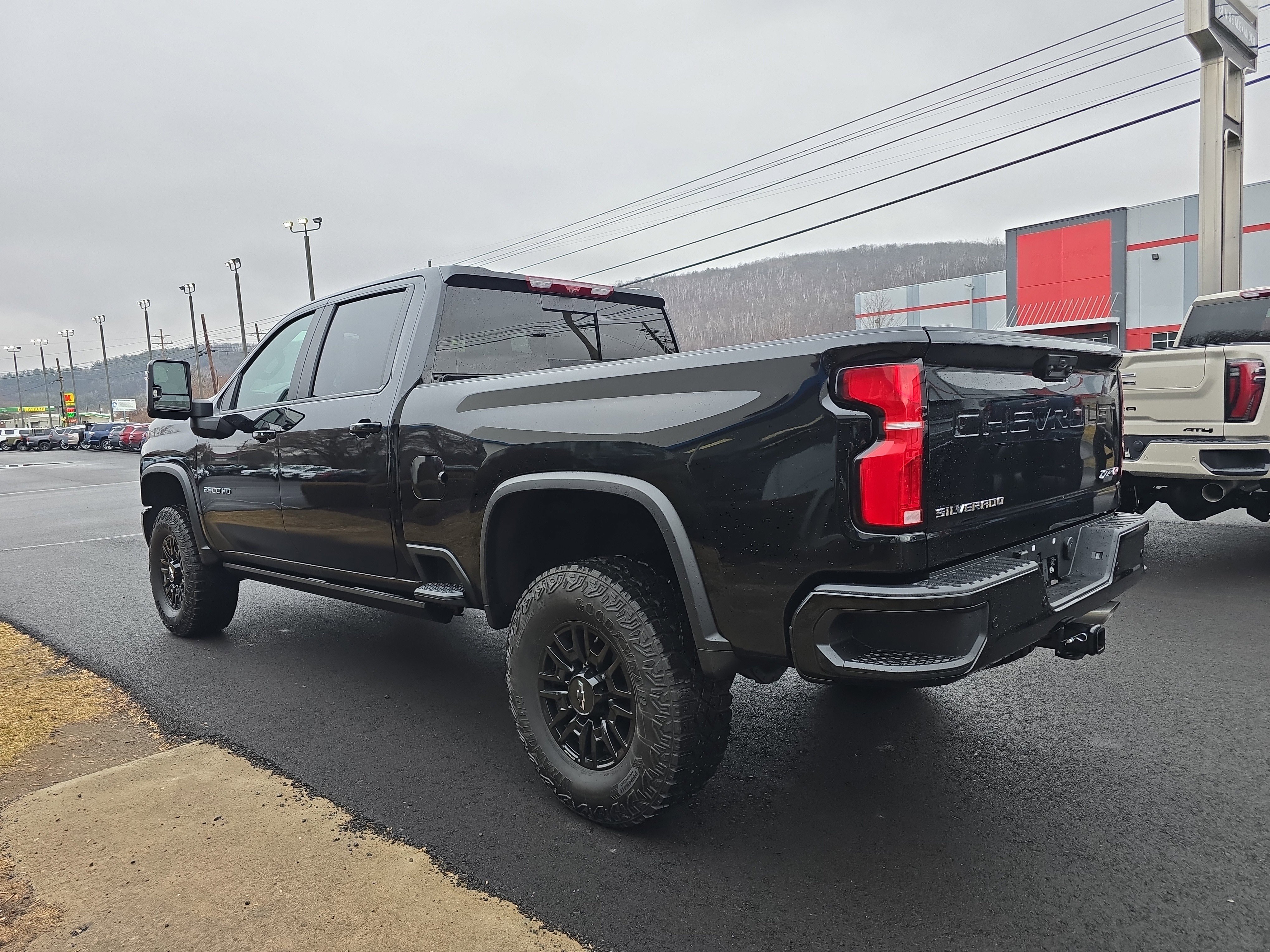 Used 2025 Chevrolet Silverado 2500 ZR2 w/ Technology Package image 6