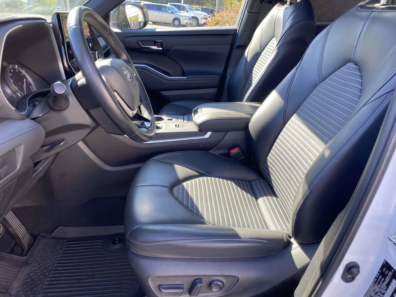 Used 2022 Toyota Highlander XSE FWD image 29