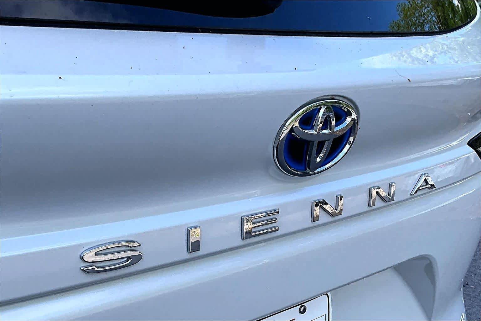 Used 2025 Toyota Sienna Platinum FWD image 31