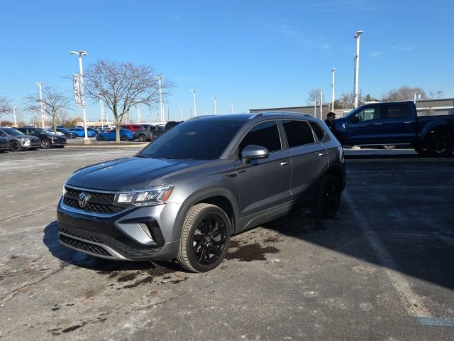 Used 2022 Volkswagen Taos SE image 2