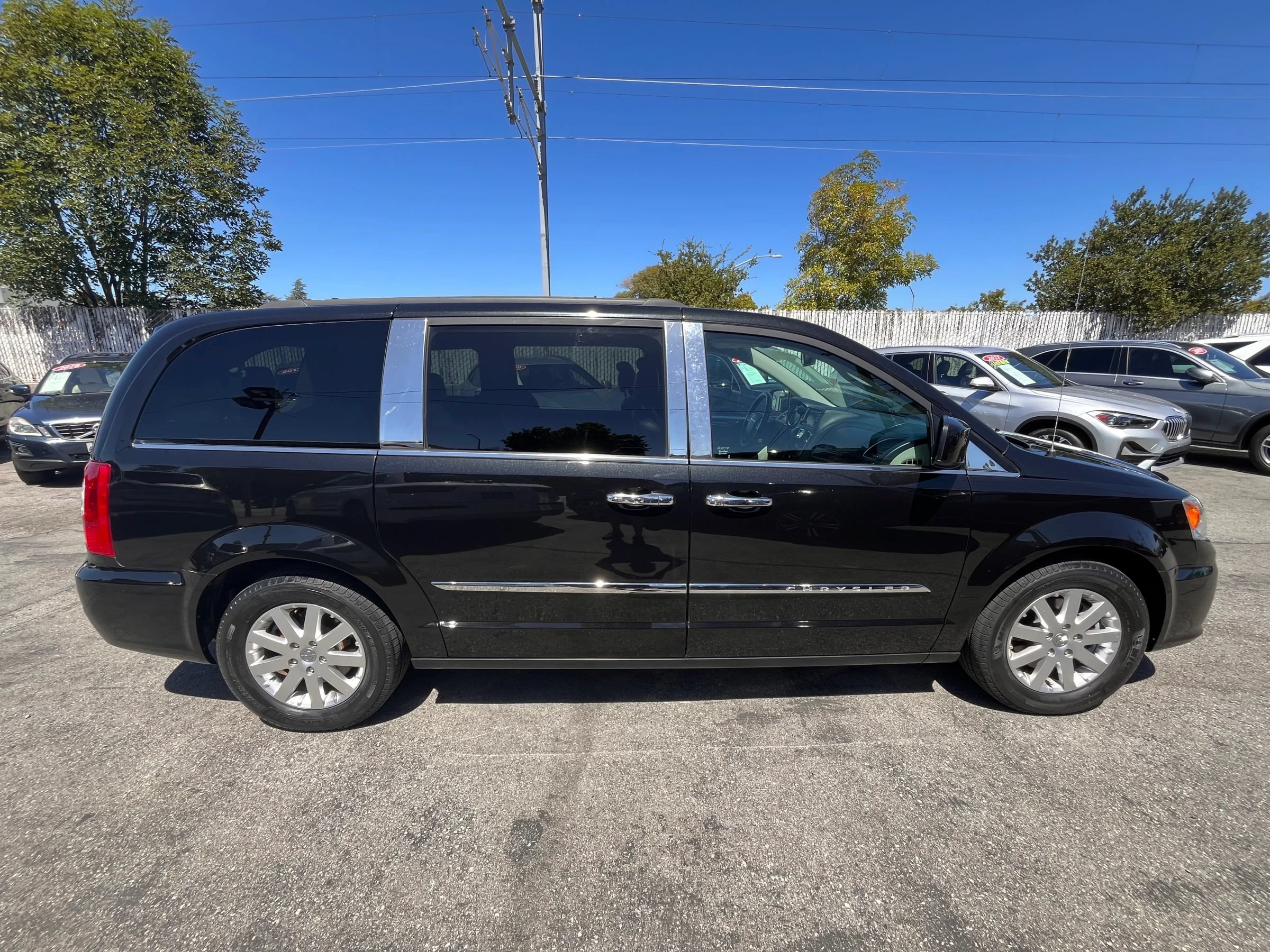 Used 2015 Chrysler Town & Country Touring FWD image 8