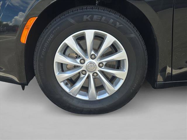 Used 2018 Chrysler Pacifica Touring-L FWD image 22