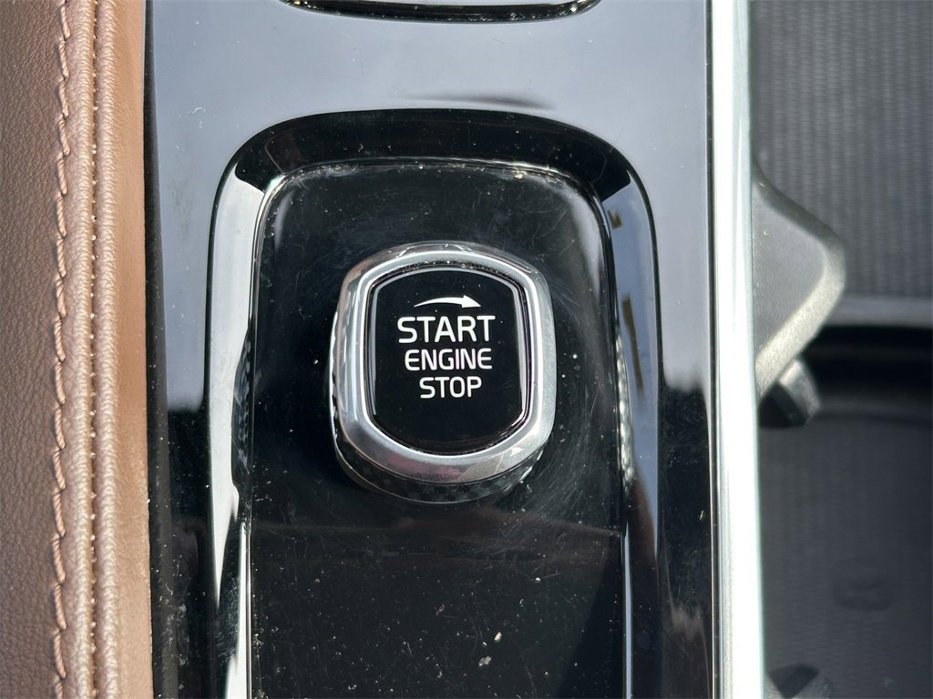 Used 2024 Volvo XC90 B6 Ultimate w/ Lounge Package image 34