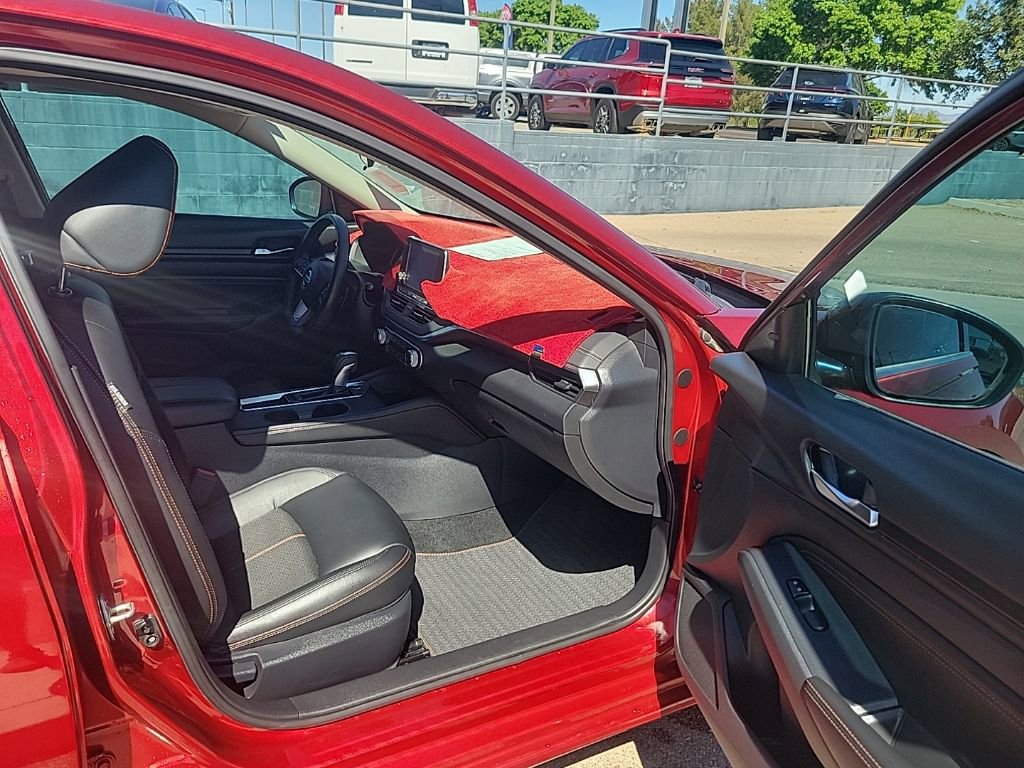 Used 2020 Nissan Altima 2.5 SR w/ Premium Package image 16