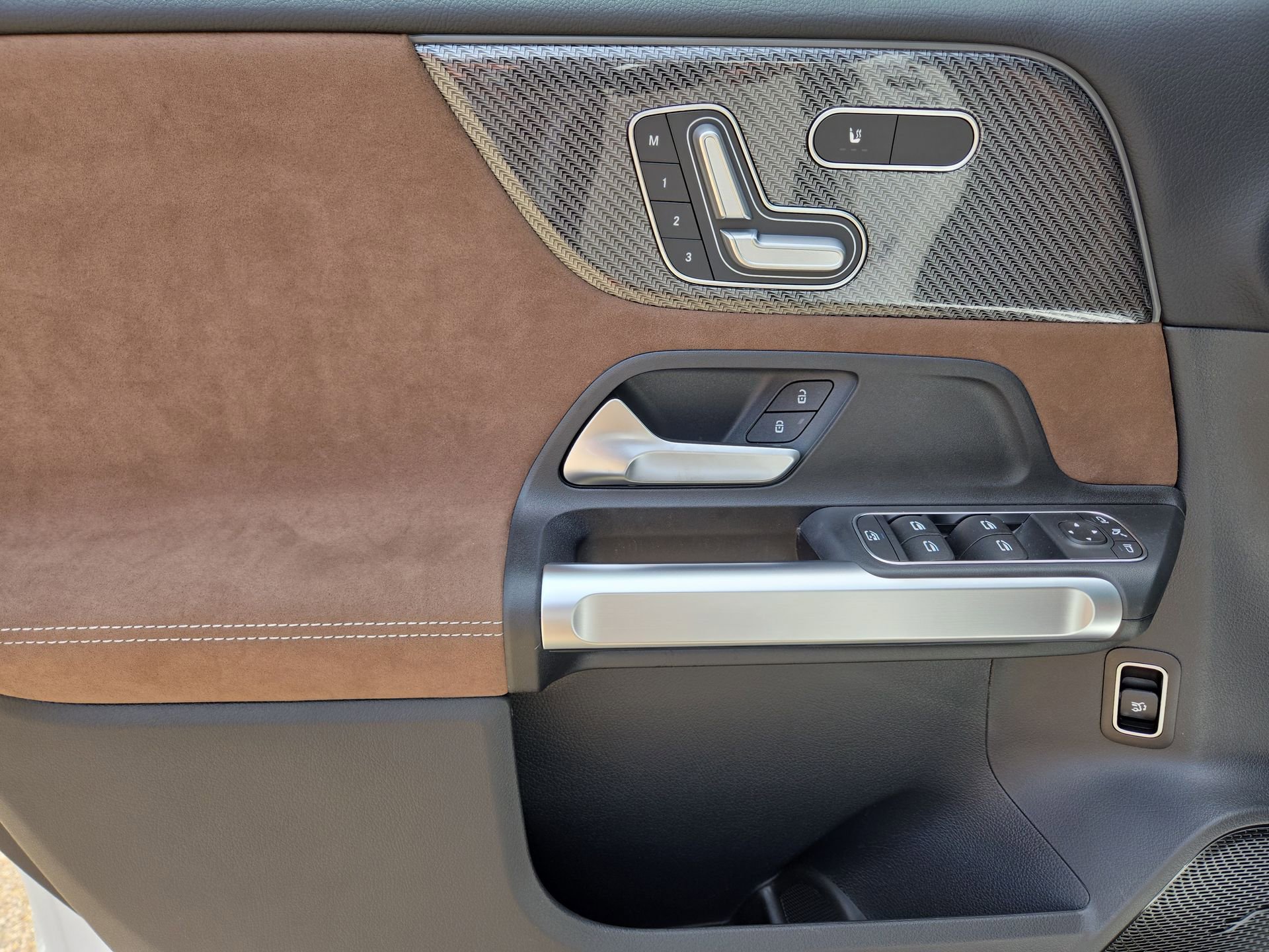 New 2025 Mercedes-Benz GLB 250 image 15