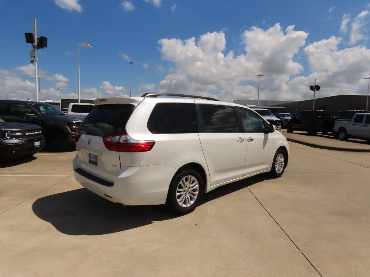 Used 2016 Toyota Sienna XLE FWD image 11