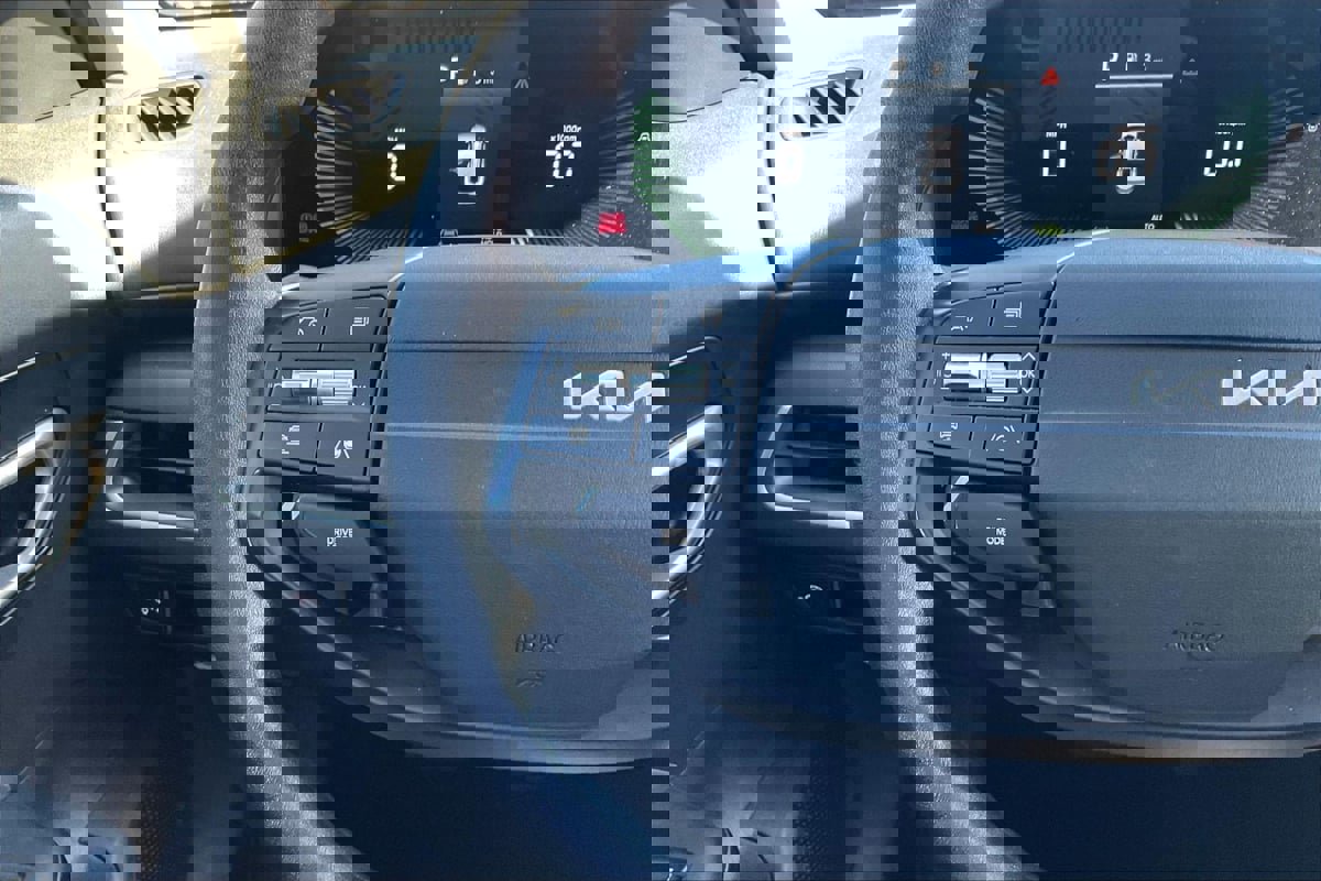 Used 2025 Kia K4 LXS image 12