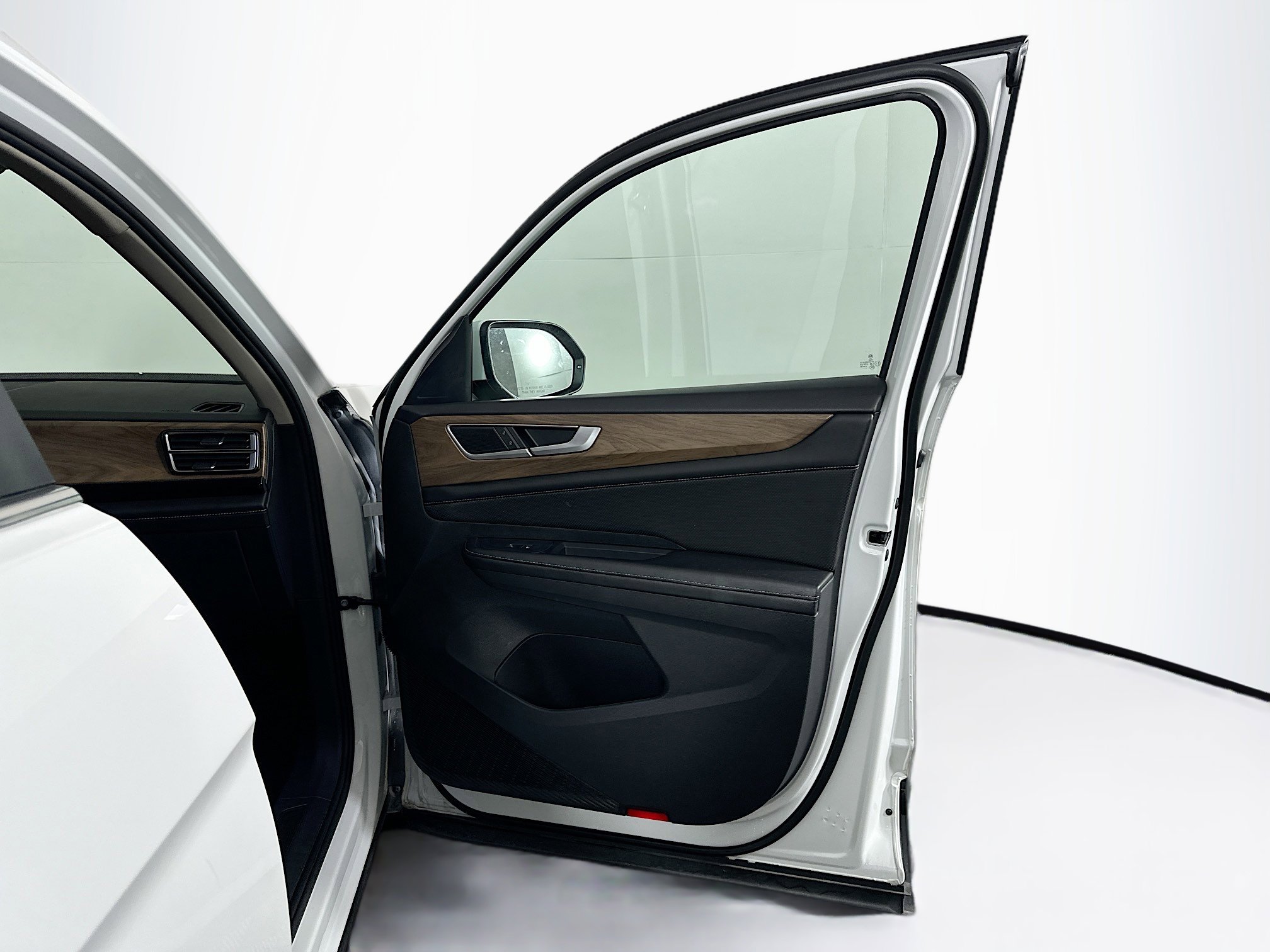 Used 2025 Volkswagen Atlas SE image 33