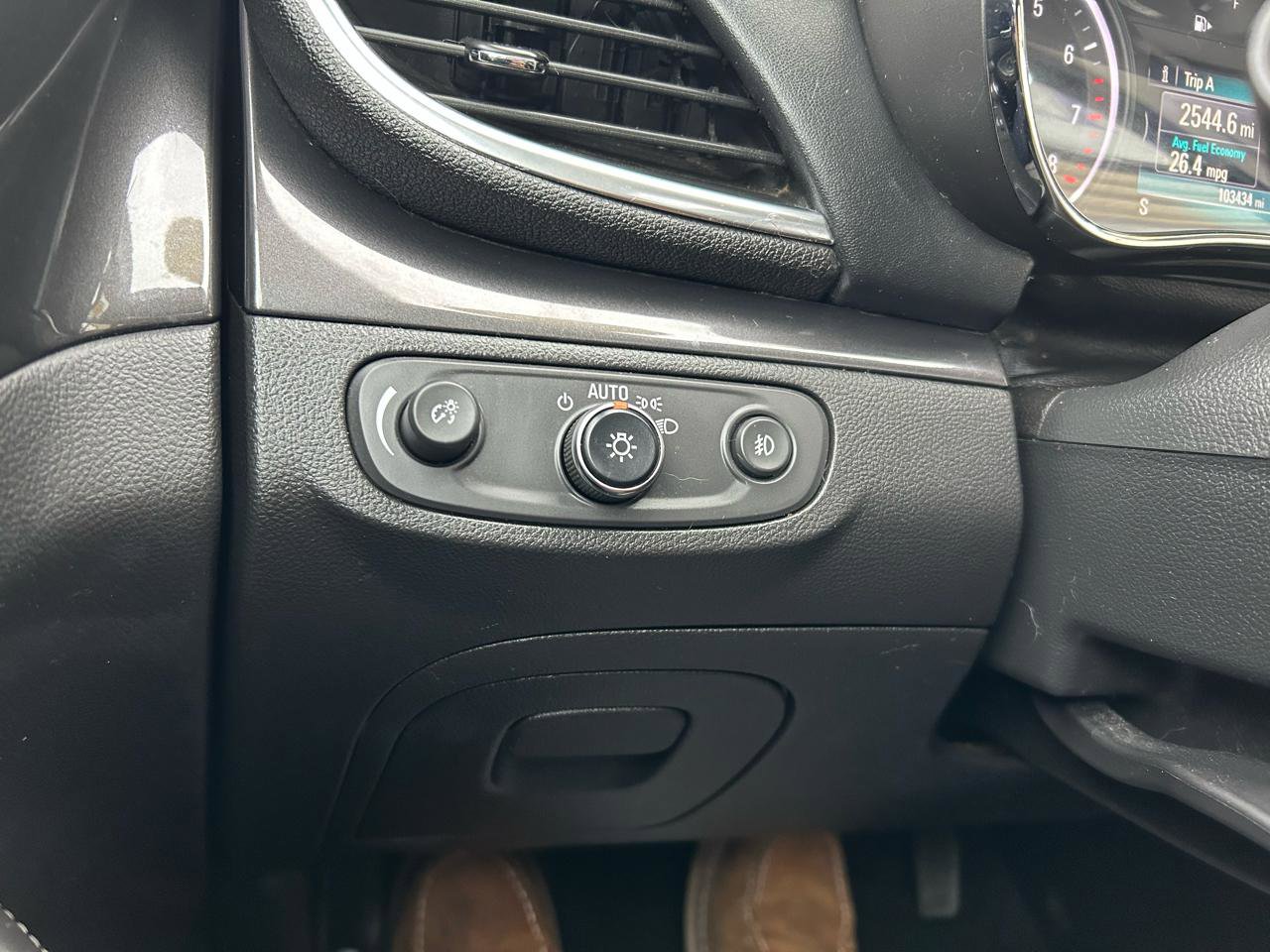 Used 2018 Buick Encore Essence image 25