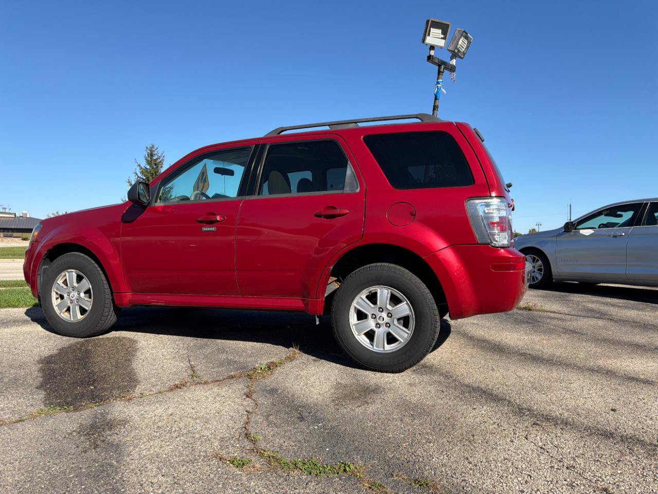Used 2010 Mercury Mariner 4WD image 2