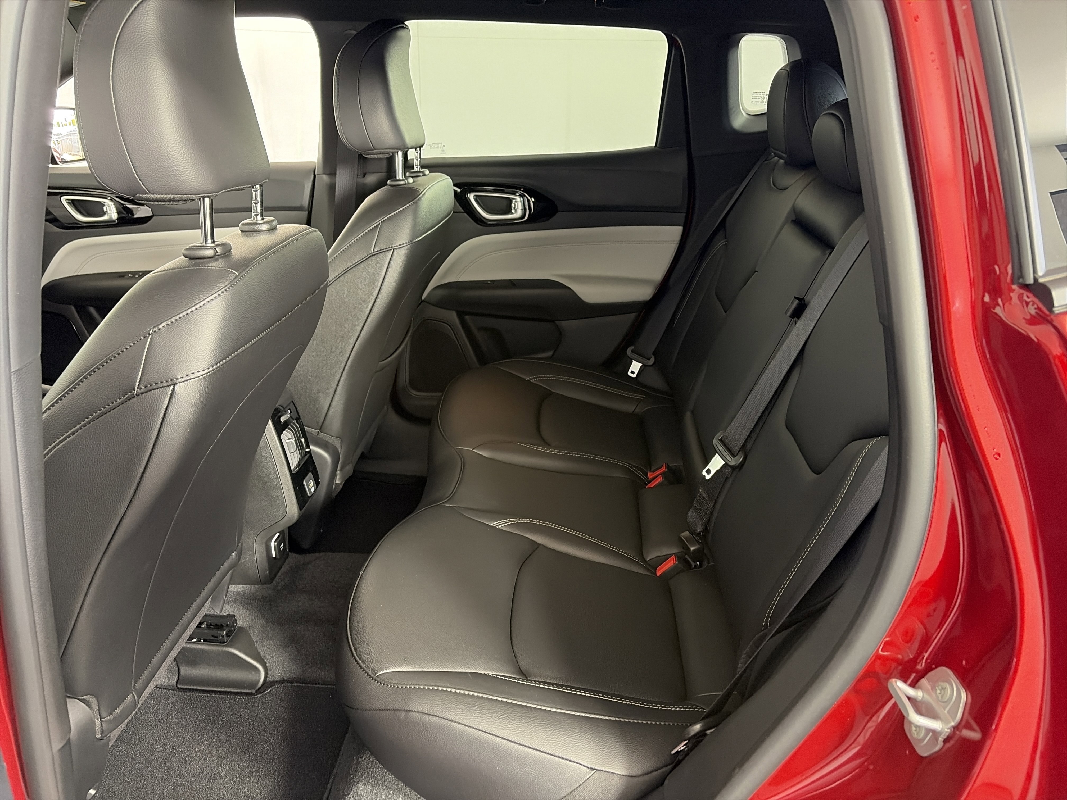 Used 2025 Jeep Compass Limited AWD/4WD image 7