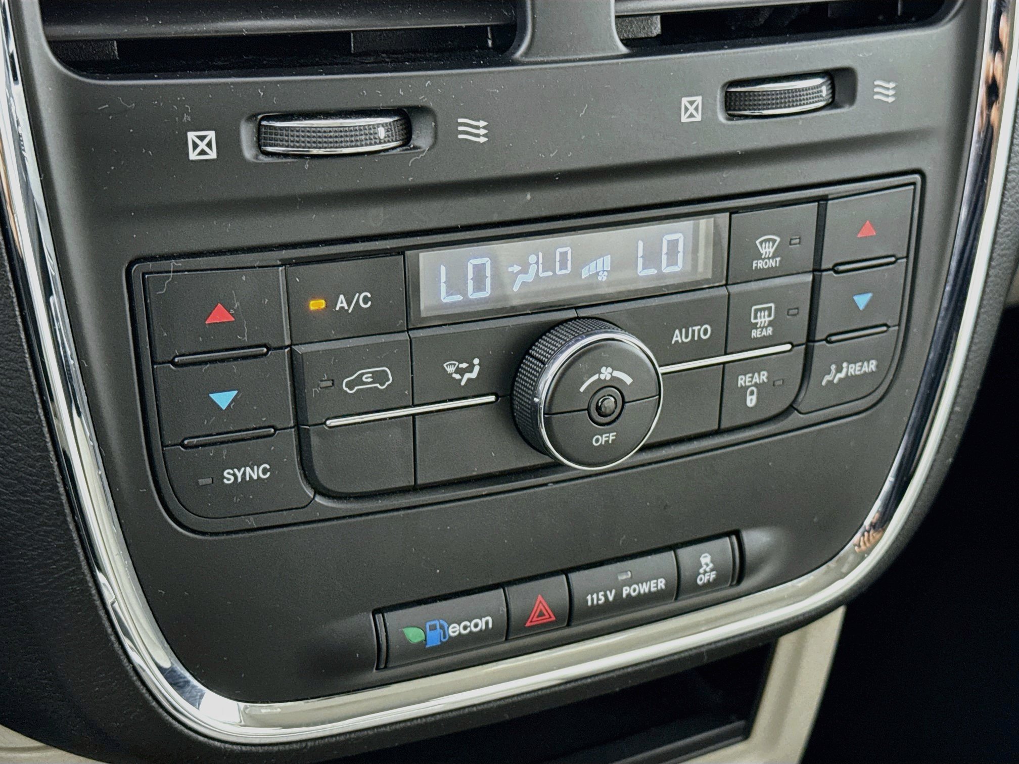 Used 2013 Chrysler Town & Country Touring FWD image 15