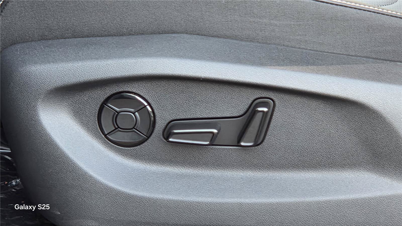 New 2026 Volkswagen Tiguan SE FWD image 14