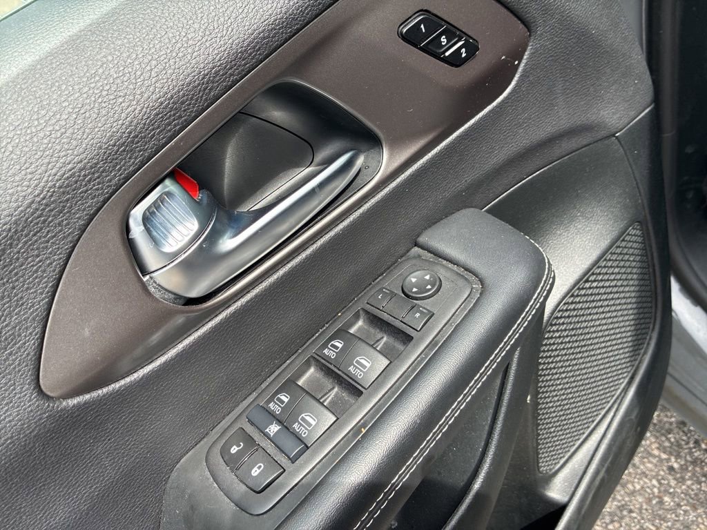 Used 2025 Chrysler Pacifica Select image 13