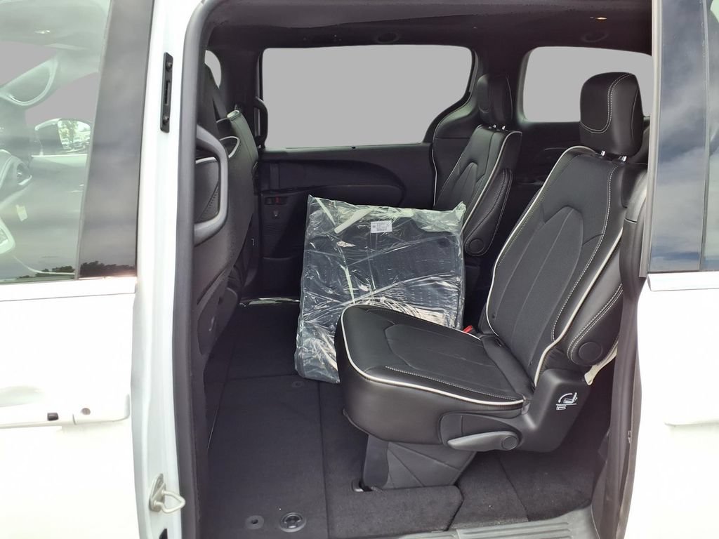 New 2027 Chrysler Pacifica Limited w/ Family Tech Group AWD/4WD image 26
