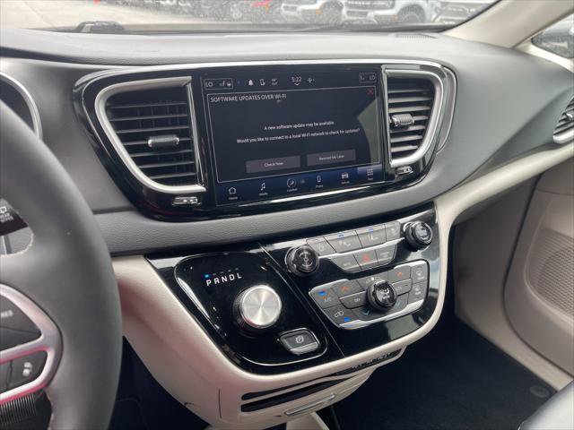 Used 2024 Chrysler Pacifica Touring-L image 21