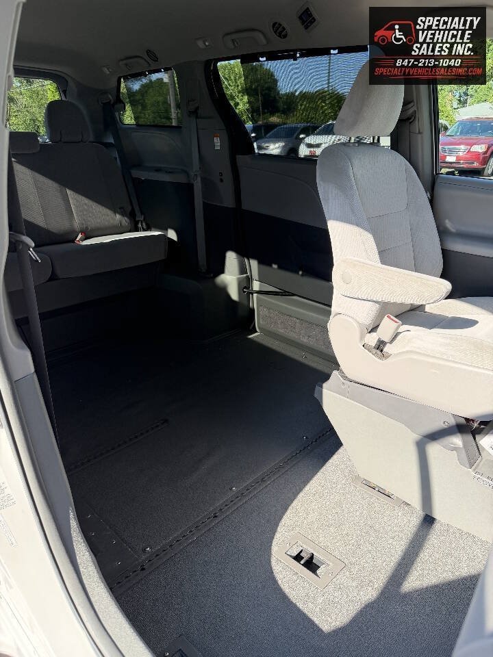 Used 2016 Toyota Sienna LE FWD image 32