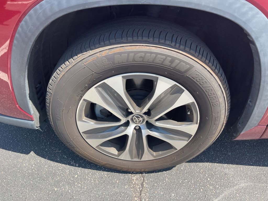 Used 2022 Toyota Highlander XLE FWD image 13