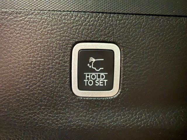 Used 2025 Jeep Wagoneer L Series II w/ 8-pass Seating Package AWD/4WD image 27