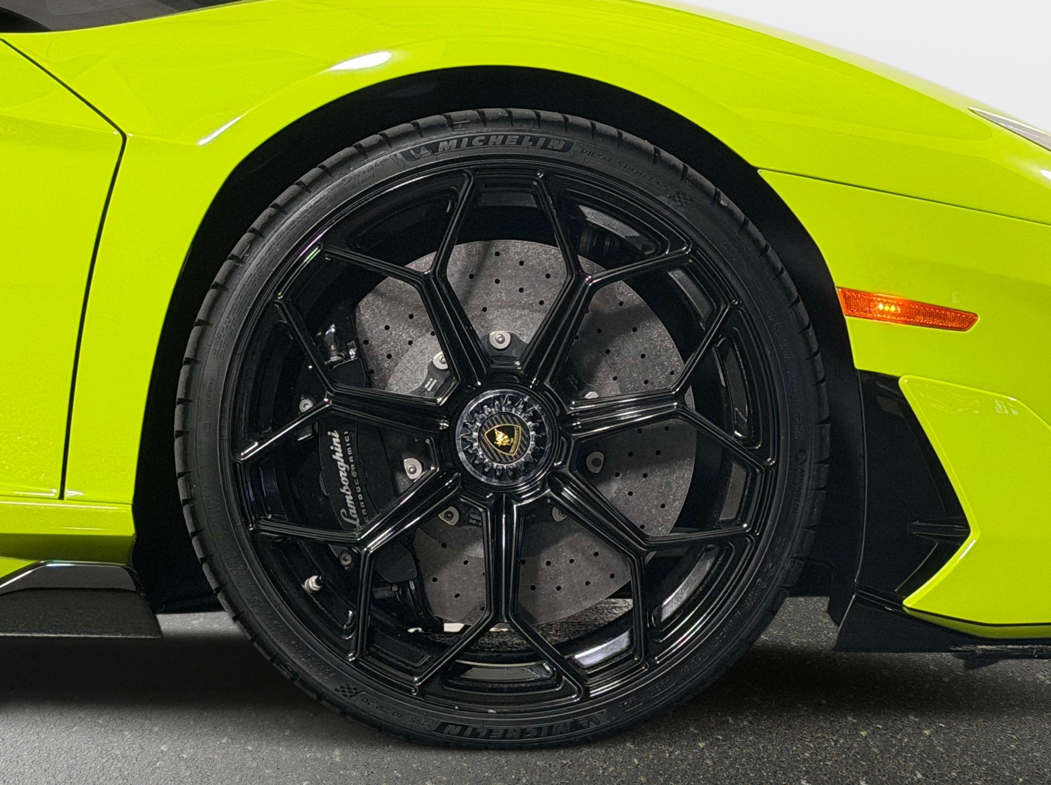 Used 2020 Lamborghini Aventador SVJ AWD/4WD image 4