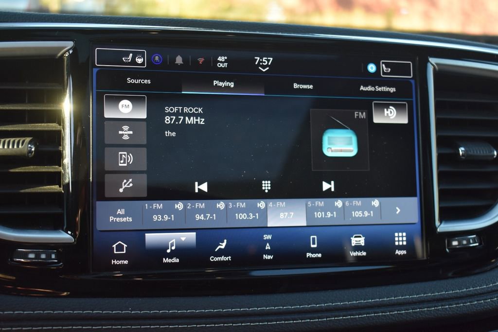 Used 2025 Chrysler Pacifica Limited FWD image 35
