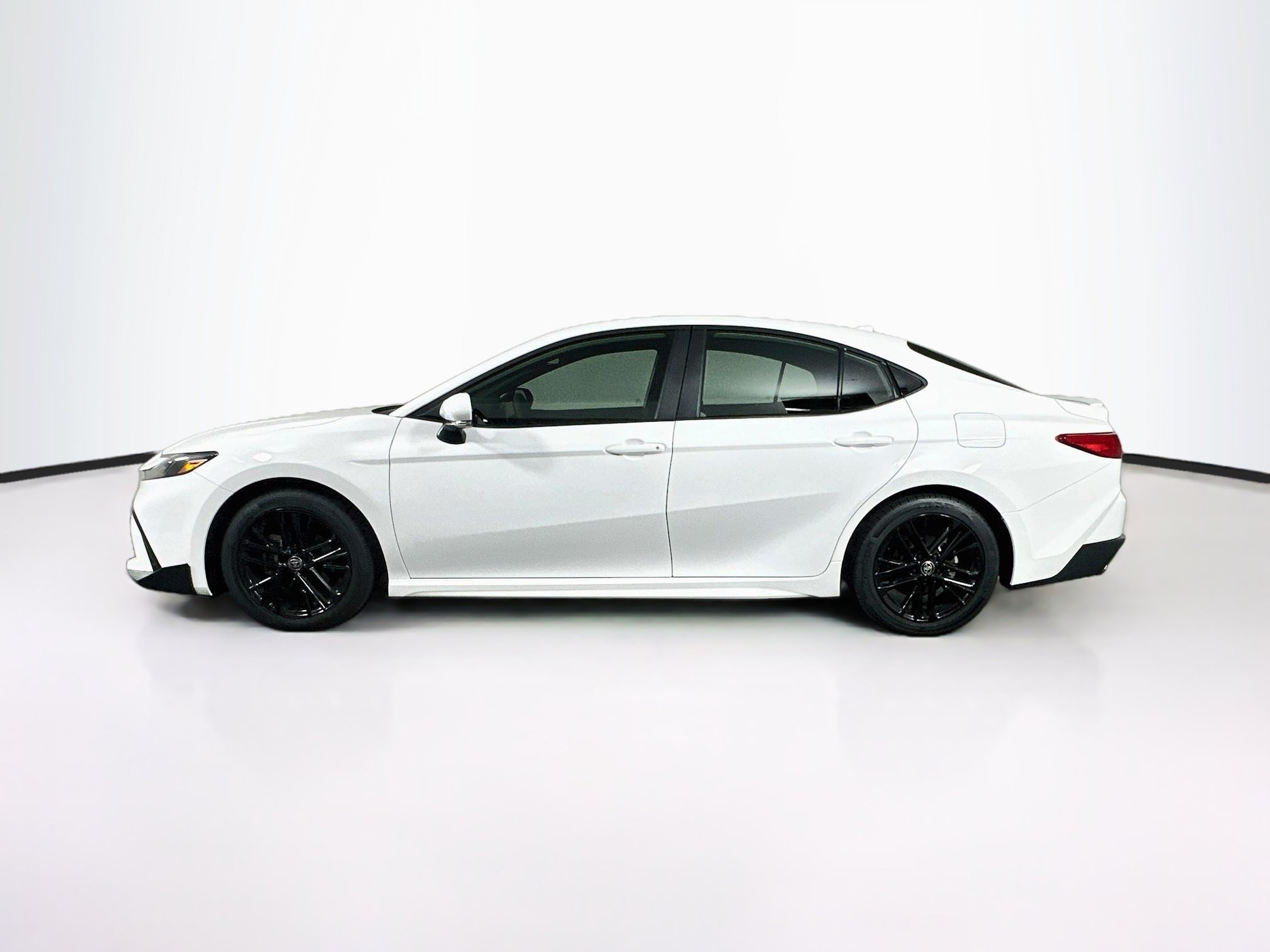Used 2026 Toyota Camry SE FWD image 4