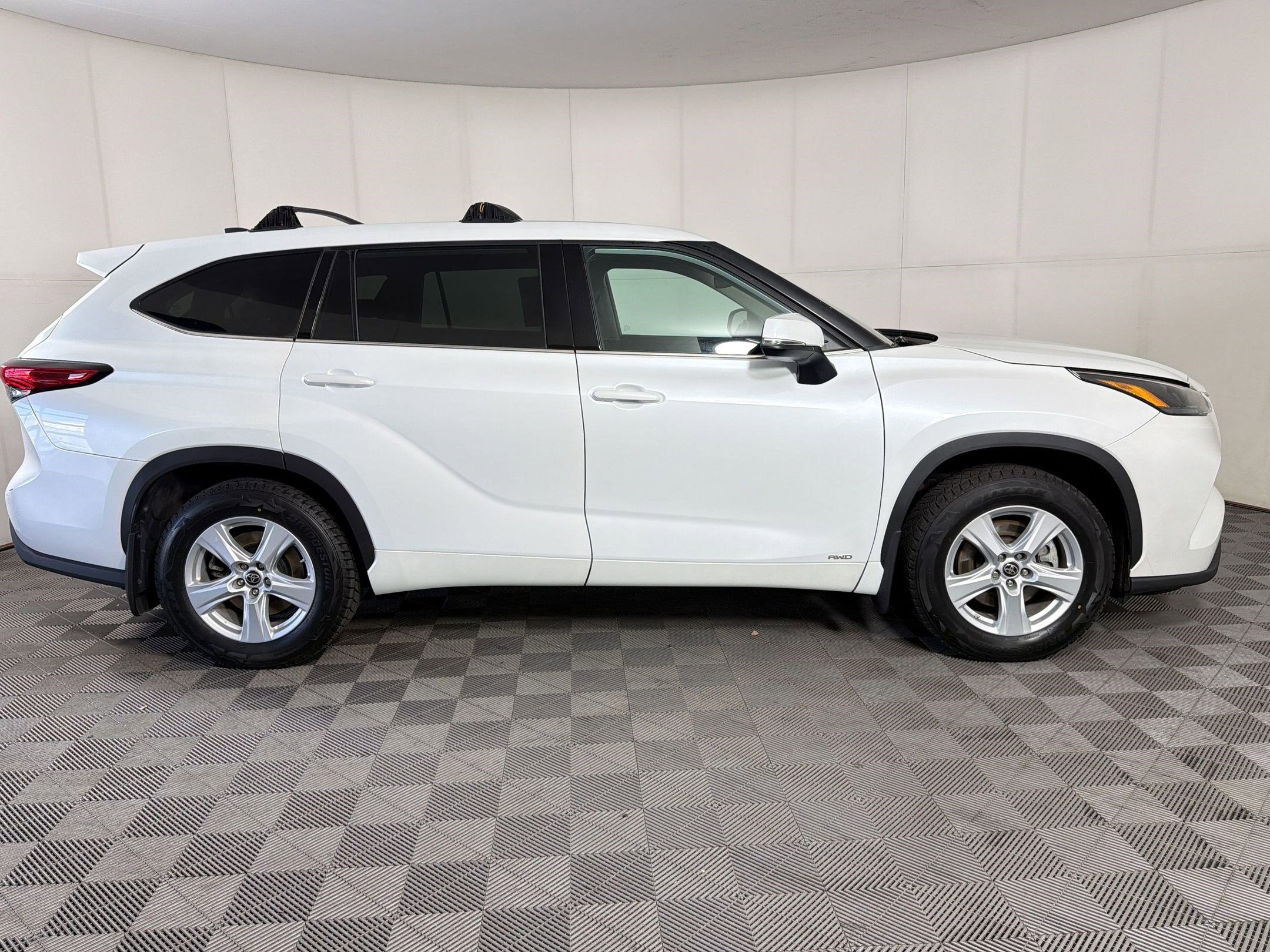 Used 2022 Toyota Highlander LE AWD/4WD image 8