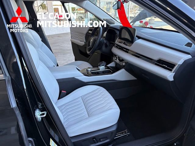 Used 2025 Mitsubishi Outlander AWD image 25