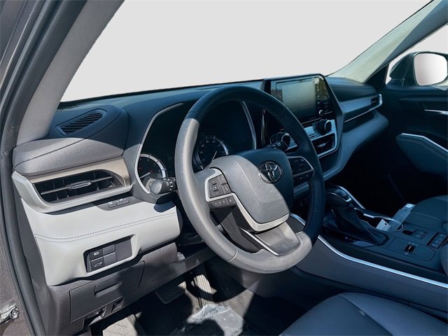 Used 2022 Toyota Highlander XLE image 9