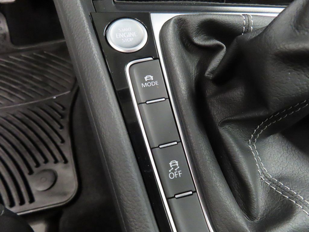 Used 2016 Volkswagen Golf R 4-Door image 46