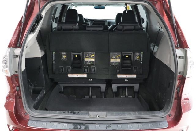 Used 2017 Toyota Sienna SE w/ SE Preferred Package FWD image 31