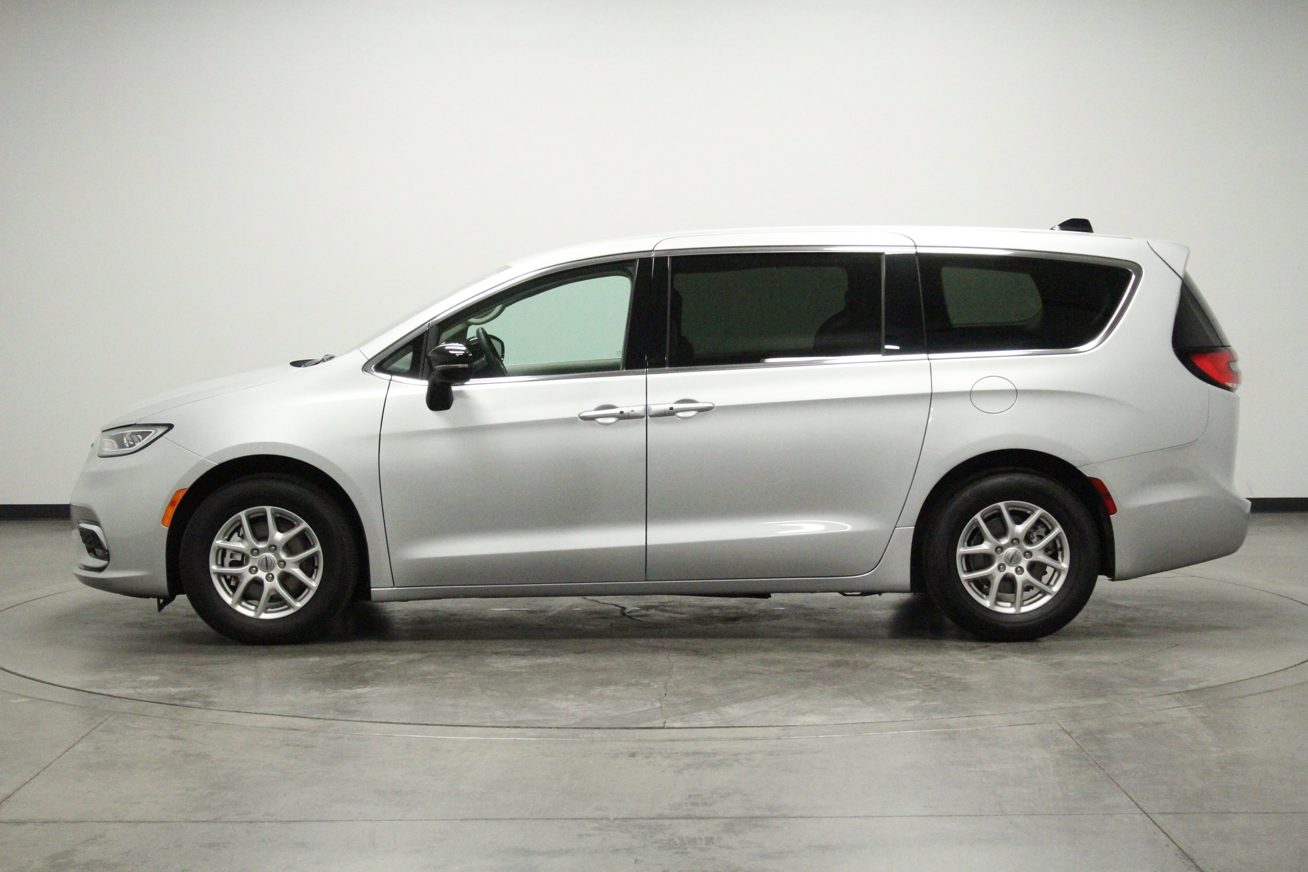 Used 2024 Chrysler Pacifica Touring-L FWD image 5